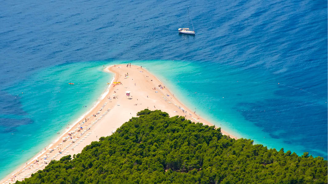 ön brac med stranden zlatni rat på kryssnig i kroatien
